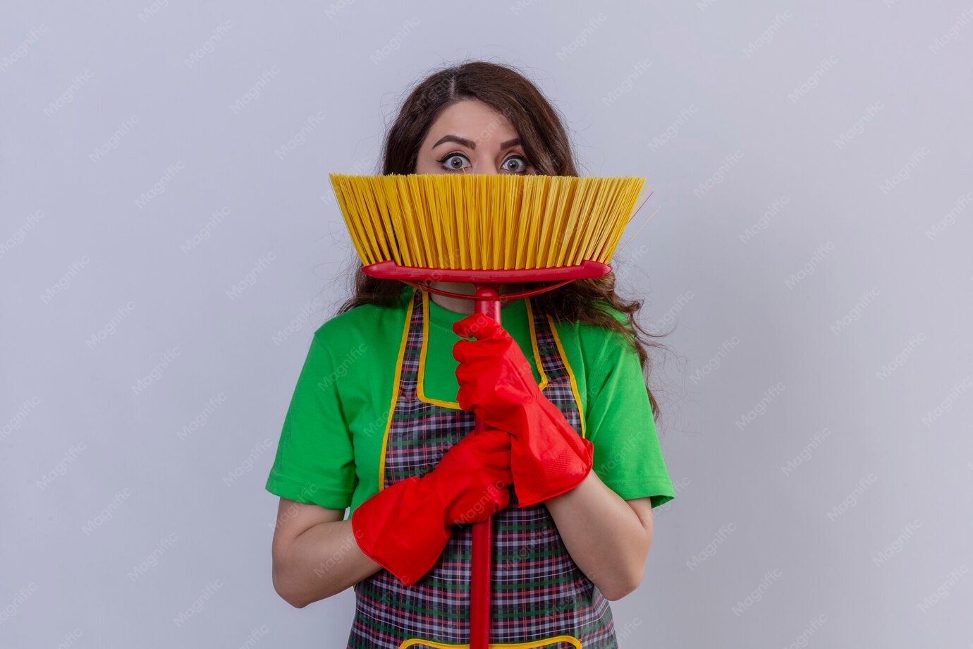 Pensile di cucina riorganizzato con contenitori etichettati