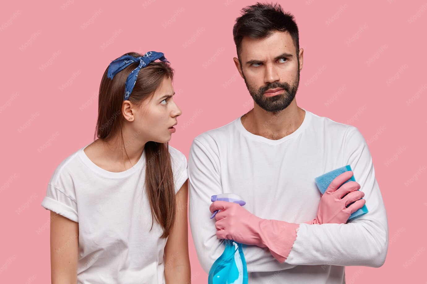 Corridoio di una casa completamente riordinata con scatole etichettate